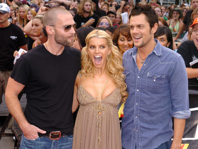 Seann William Scott, Jessica Simpson and Johnny Knoxville at event of The Dukes of Hazzard (2005)