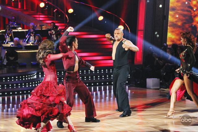 Still of Mark Dacascos and Chuck Liddell in Dancing with the Stars (2005)