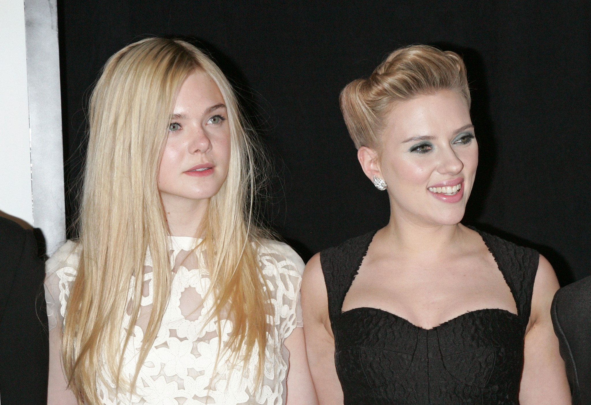 Scarlett Johansson and Elle Fanning at event of Mes nusipirkom zoologijos soda (2011)