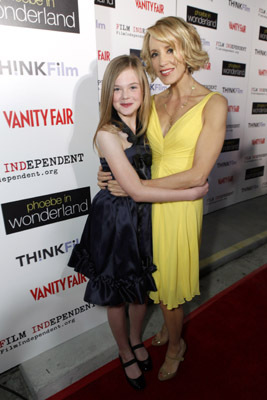 Felicity Huffman and Elle Fanning at event of Phoebe in Wonderland (2008)