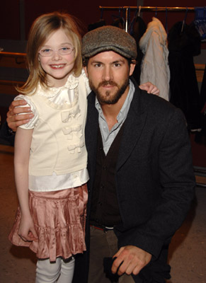 Ryan Reynolds and Elle Fanning at event of The Nines (2007)
