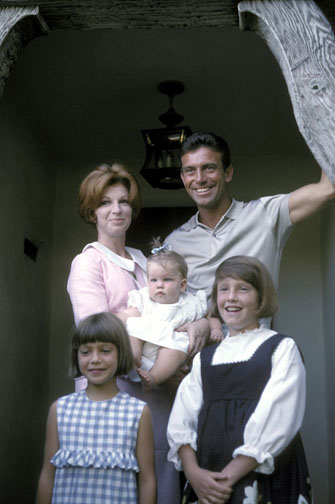 Anthony (Tony) Franciosa with wife Judy Balaban Kanter and their children 1964 © 1978 Gene Trindl