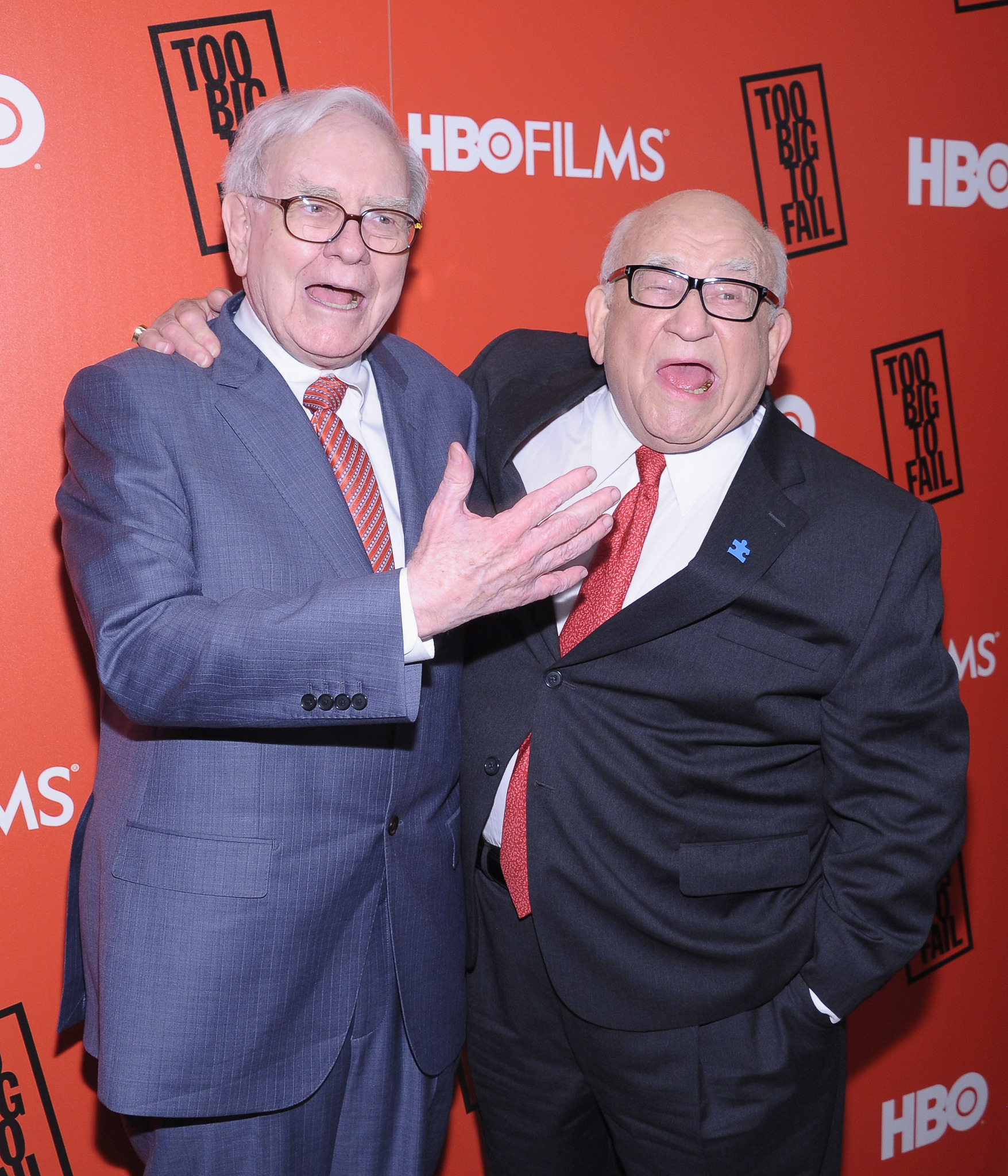 Edward Asner and Warren Buffett at event of Too Big to Fail (2011)