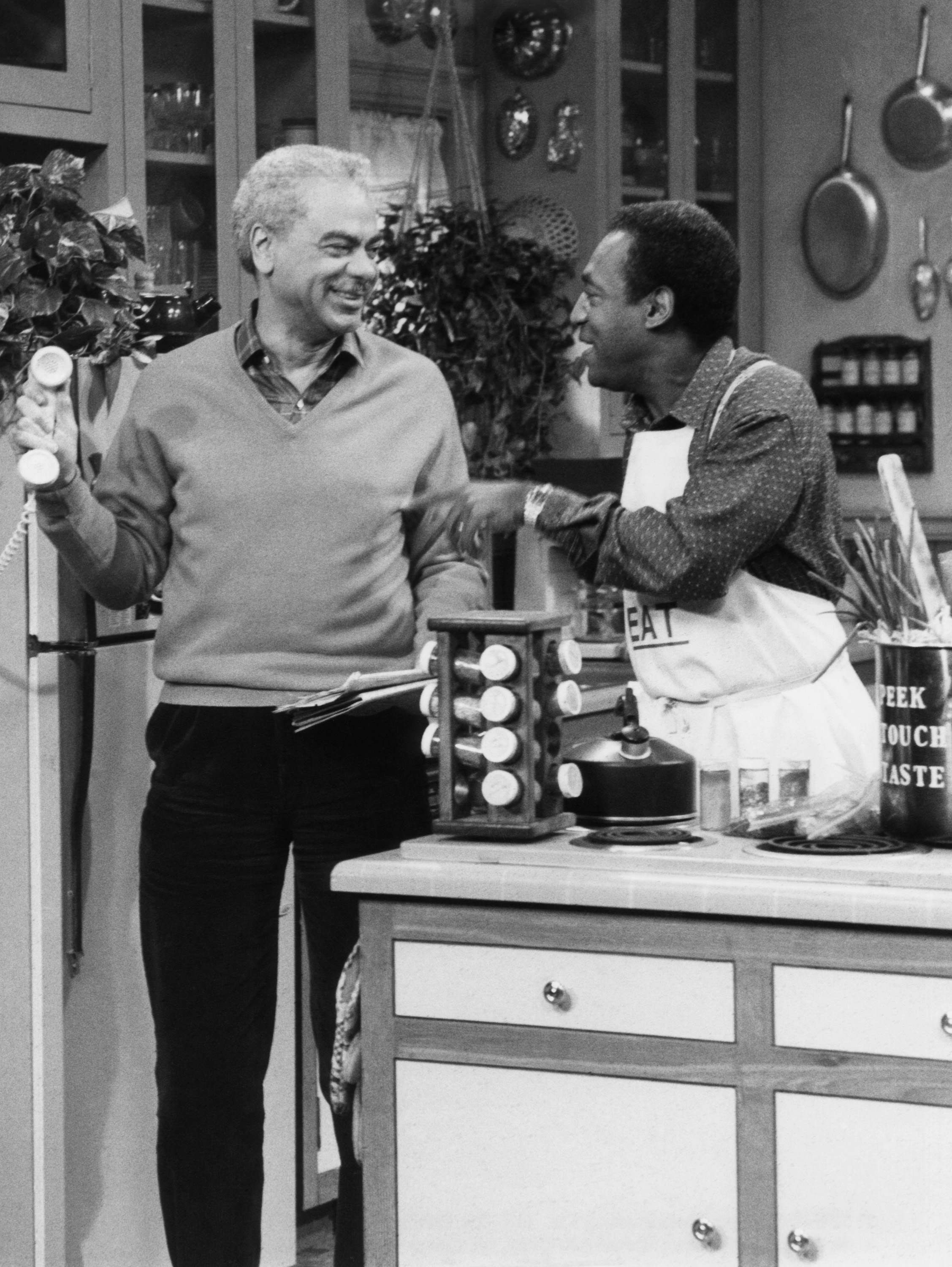 Still of Bill Cosby and Earle Hyman in The Cosby Show (1984)