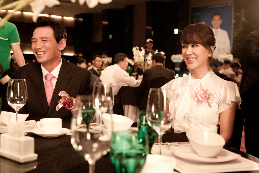 Still of Jeong-min Hwang and Jeong-hwa Eom in Dancing Queen (2012)