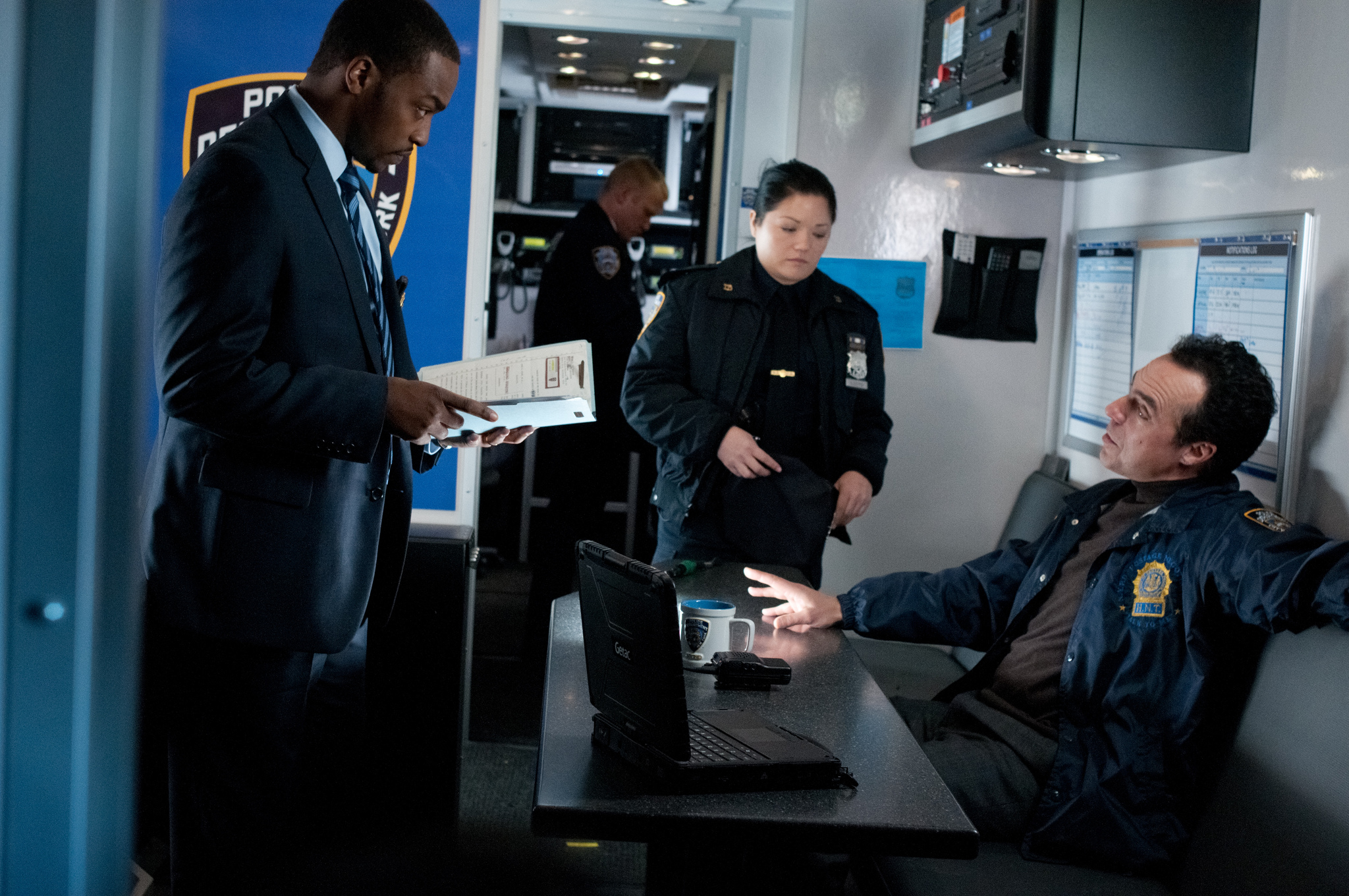 Still of Titus Welliver and Anthony Mackie in Ant ribos (2012)