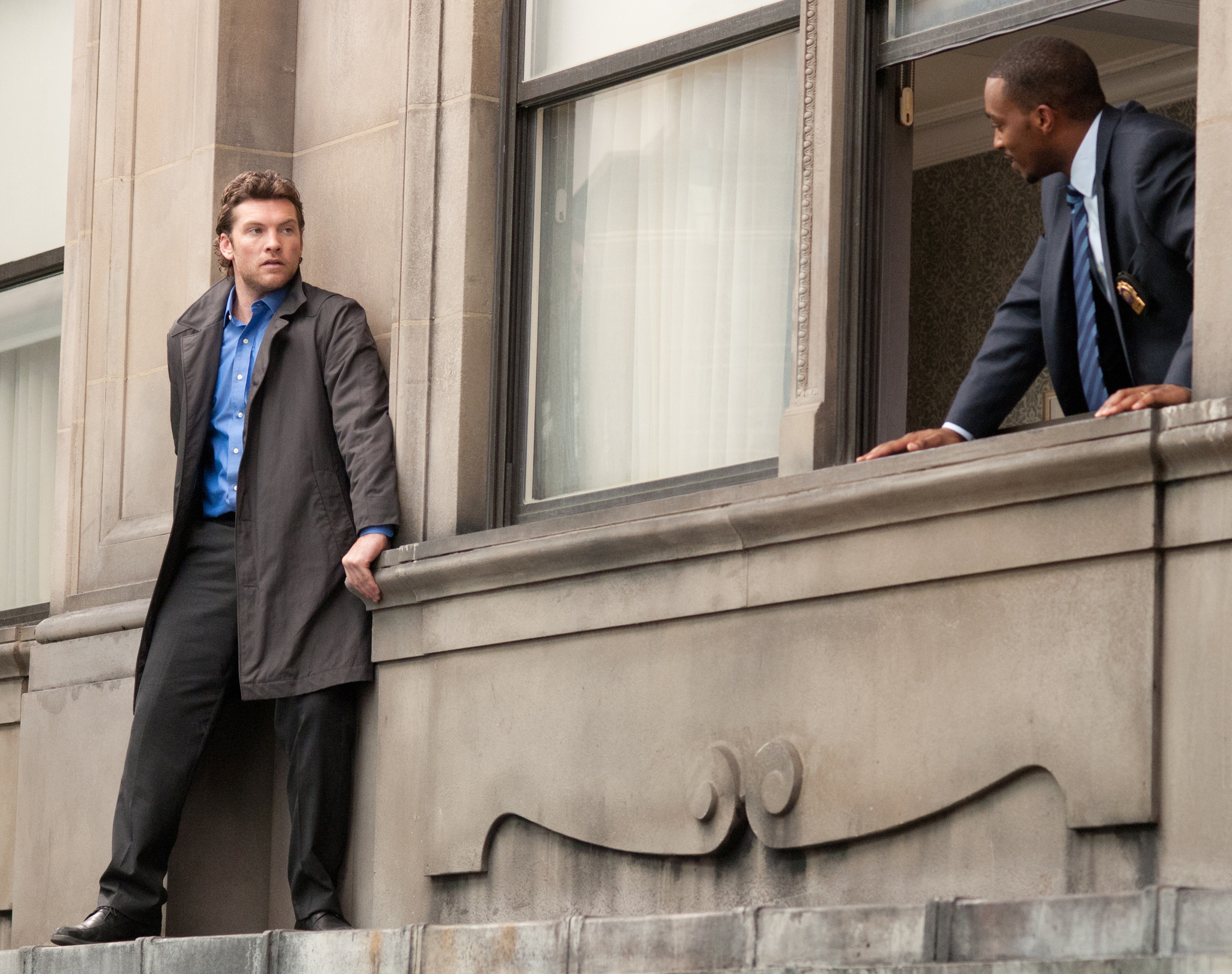 Still of Sam Worthington and Anthony Mackie in Ant ribos (2012)