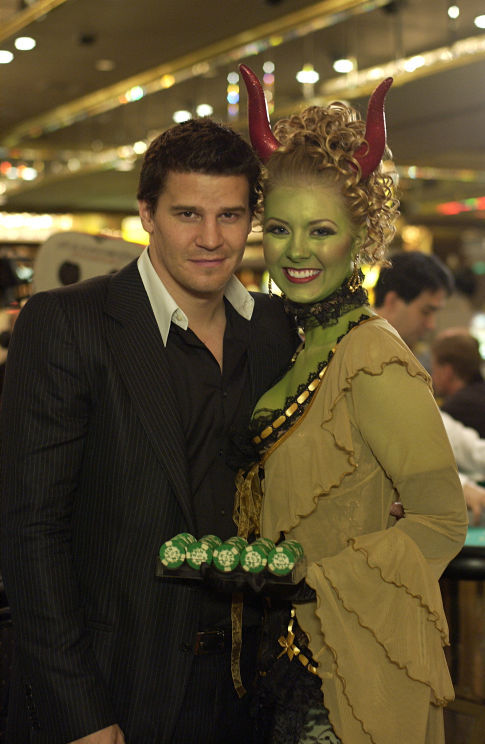 Angel (David Boreanaz) with Lornette #2 (Jennifer Autry) in 