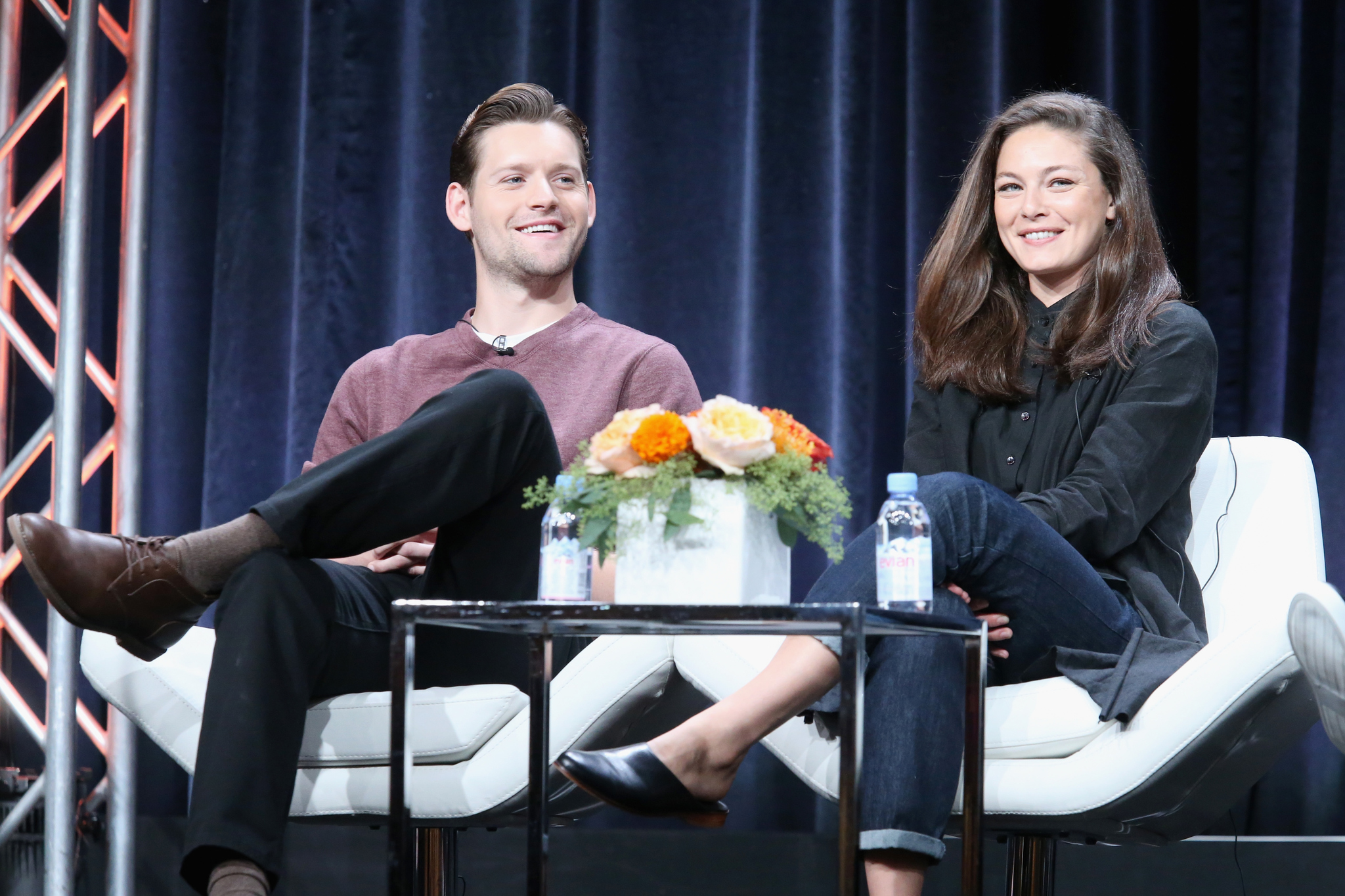 Alexa Davalos and Luke Kleintank at event of The Man in the High Castle (2015)