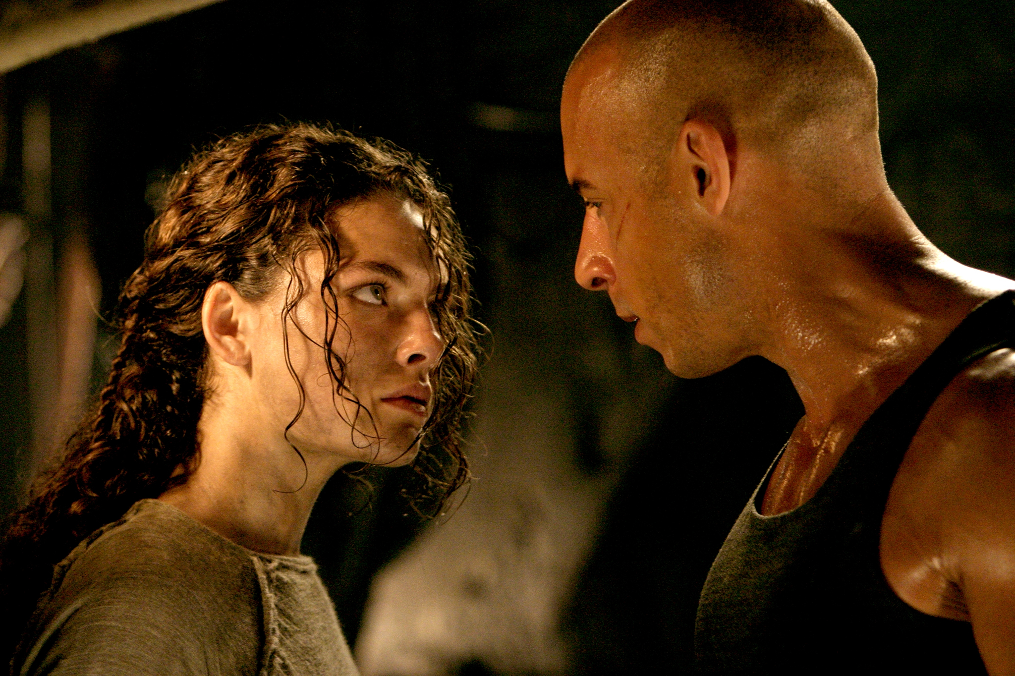 Still of Vin Diesel and Alexa Davalos in Rydiko kronikos (2004)