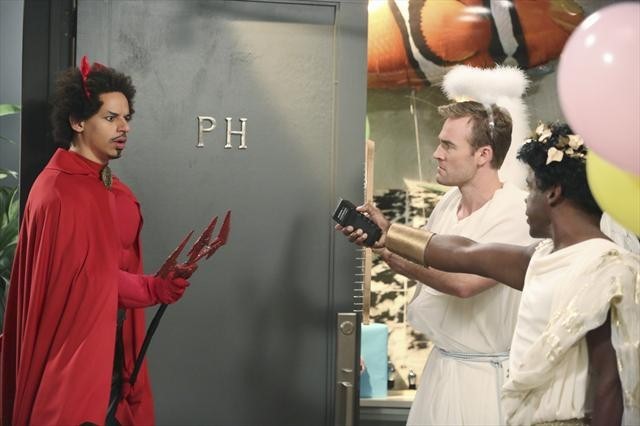 Still of James Van Der Beek, Ray Ford and Eric André in Don't Trust the B---- in Apartment 23 (2012)