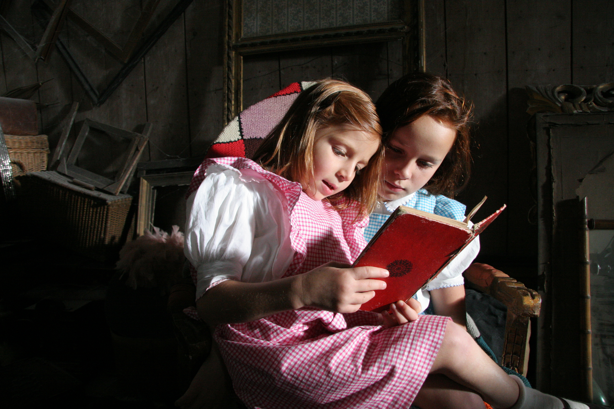 Still of Daphné Baiwir and Marilou Lopes-Benites in Barbe bleue (2009)