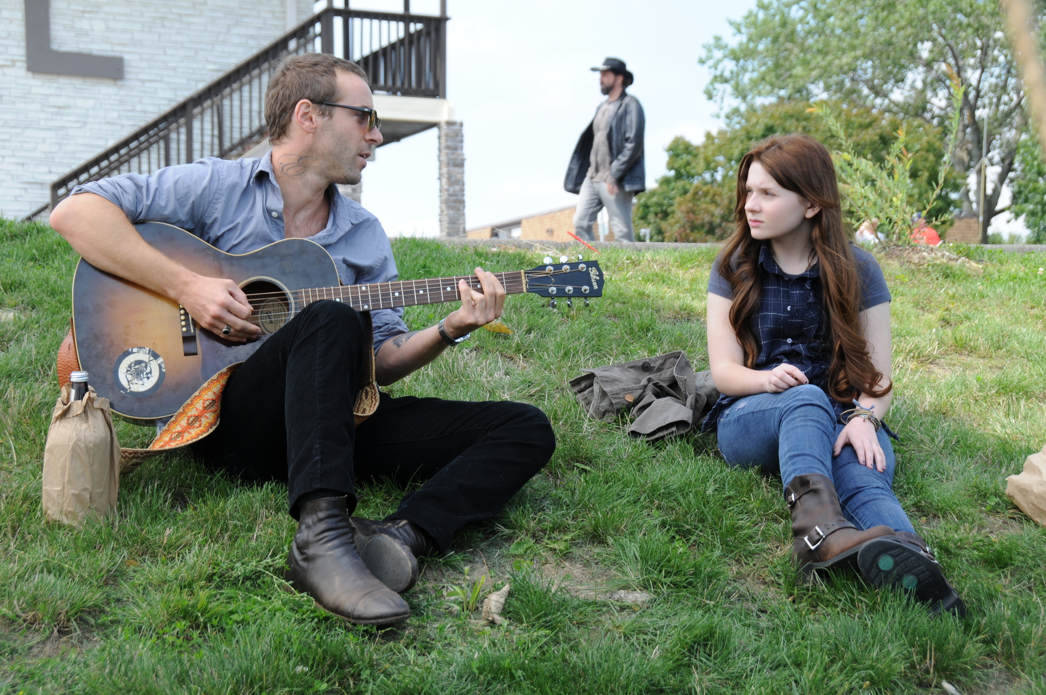 Still of Alessandro Nivola and Abigail Breslin in Janie Jones (2010)