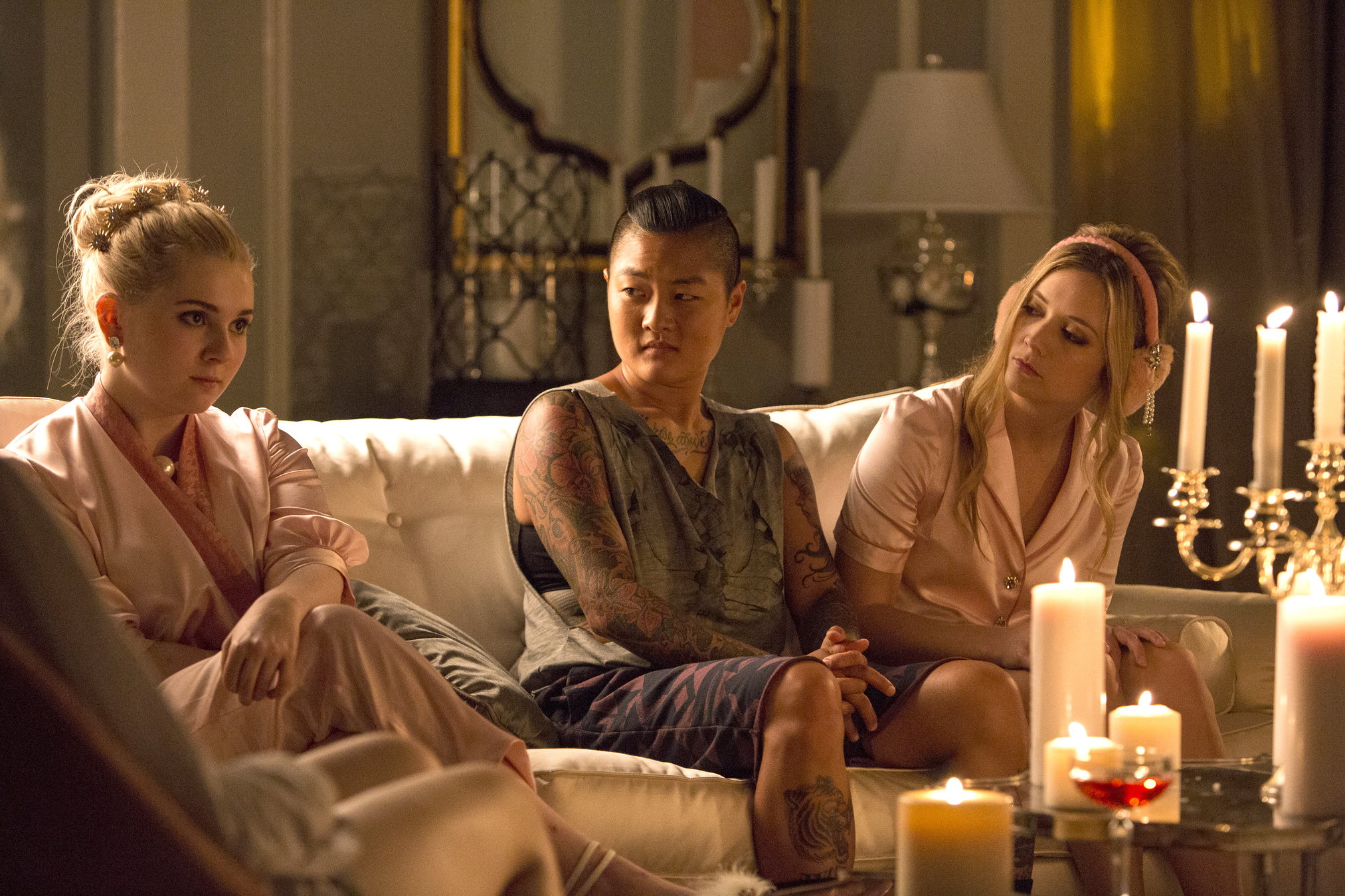 Still of Abigail Breslin, Billie Lourd and Jeanna Han in Scream Queens (2015)