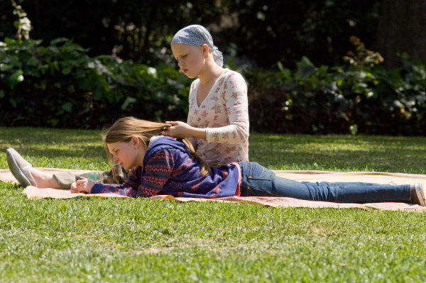 Still of Sofia Vassilieva and Abigail Breslin in My Sister's Keeper (2009)