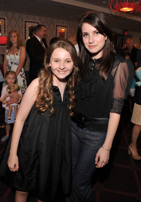 Emma Roberts and Abigail Breslin at event of Kit Kittredge: An American Girl (2008)