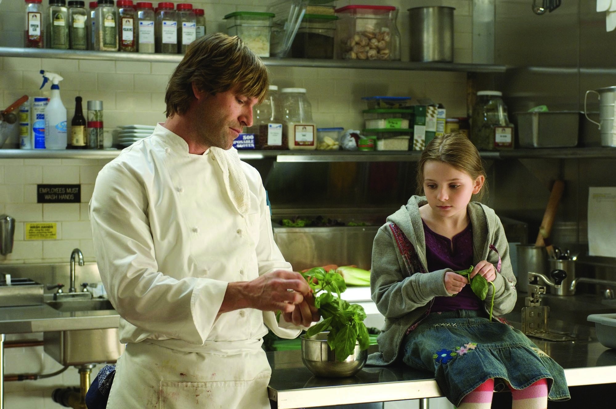 Still of Aaron Eckhart and Abigail Breslin in No Reservations (2007)