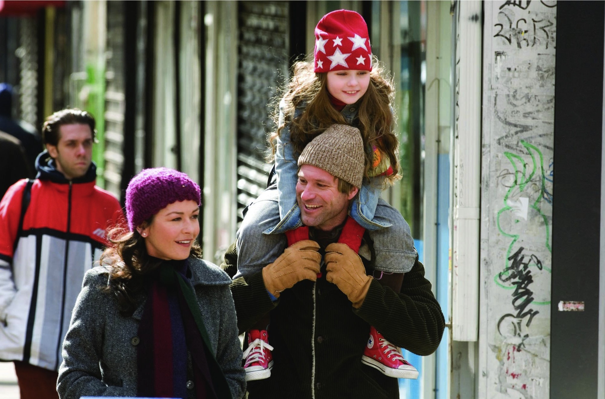 Still of Aaron Eckhart, Catherine Zeta-Jones and Abigail Breslin in No Reservations (2007)