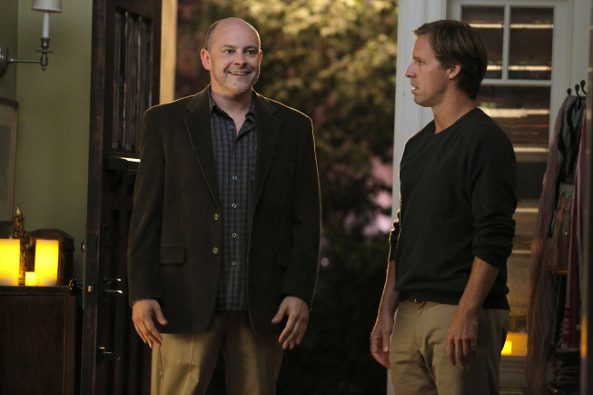 Still of Nat Faxon and Rob Corddry in Ben and Kate (2012)