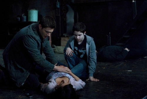 Still of Jensen Ackles, Cindy Sampson and Nicholas Elia in Supernatural (2005)