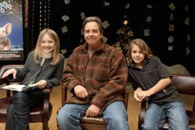 Beau Bridges, Dakota Fanning and Dominic Scott Kay at event of Charlotte's Web (2006)