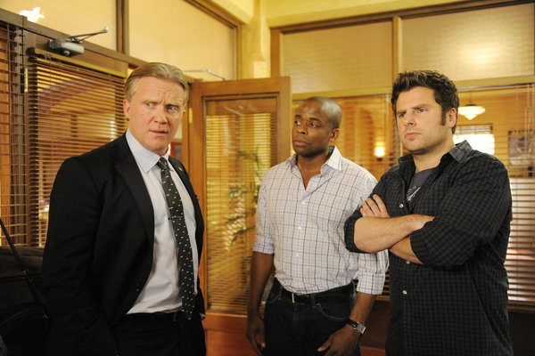Still of Anthony Michael Hall, Dulé Hill and James Roday in Aiskiaregys (2006)