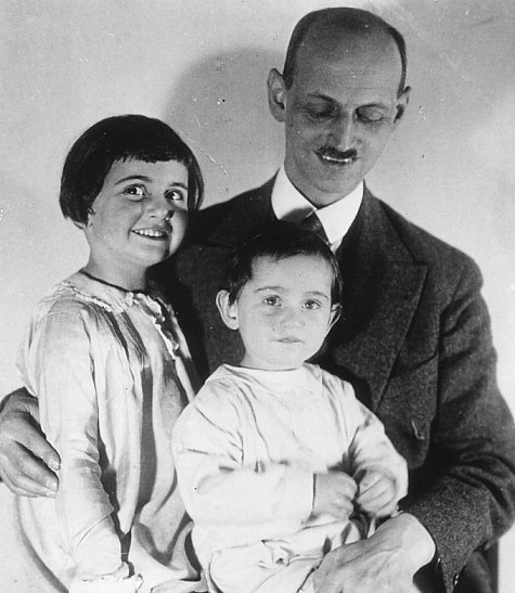 Still of Anne Frank, Margot Frank and Otto Frank in Anne Frank Remembered (1995)