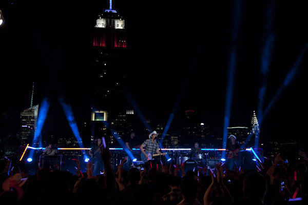 Still of Brad Paisley in Macy's 4th of July Fireworks Spectacular (2011)