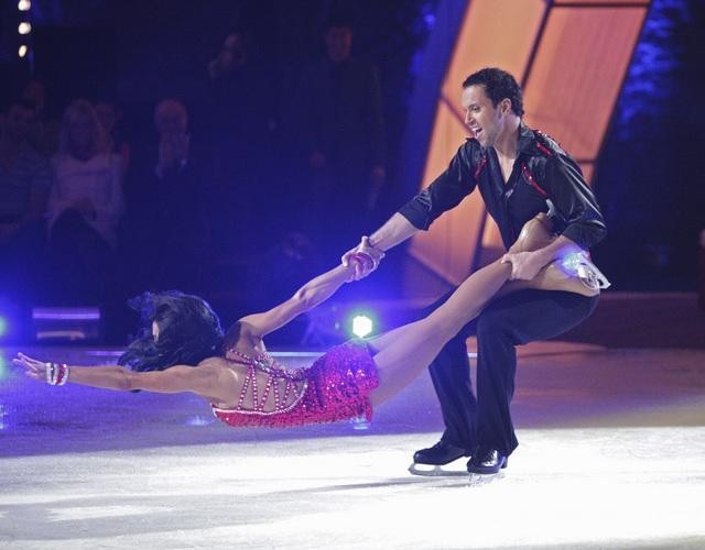 Still of Bethenny Frankel and Ethan Burgess in Skating with the Stars (2010)