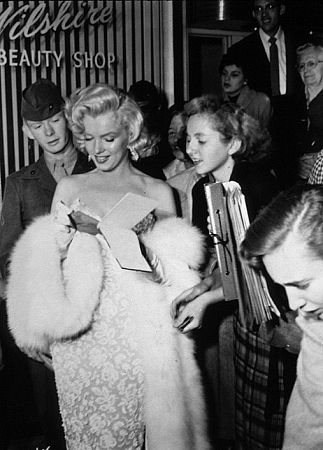 M.Monroe signing autographs ©1953