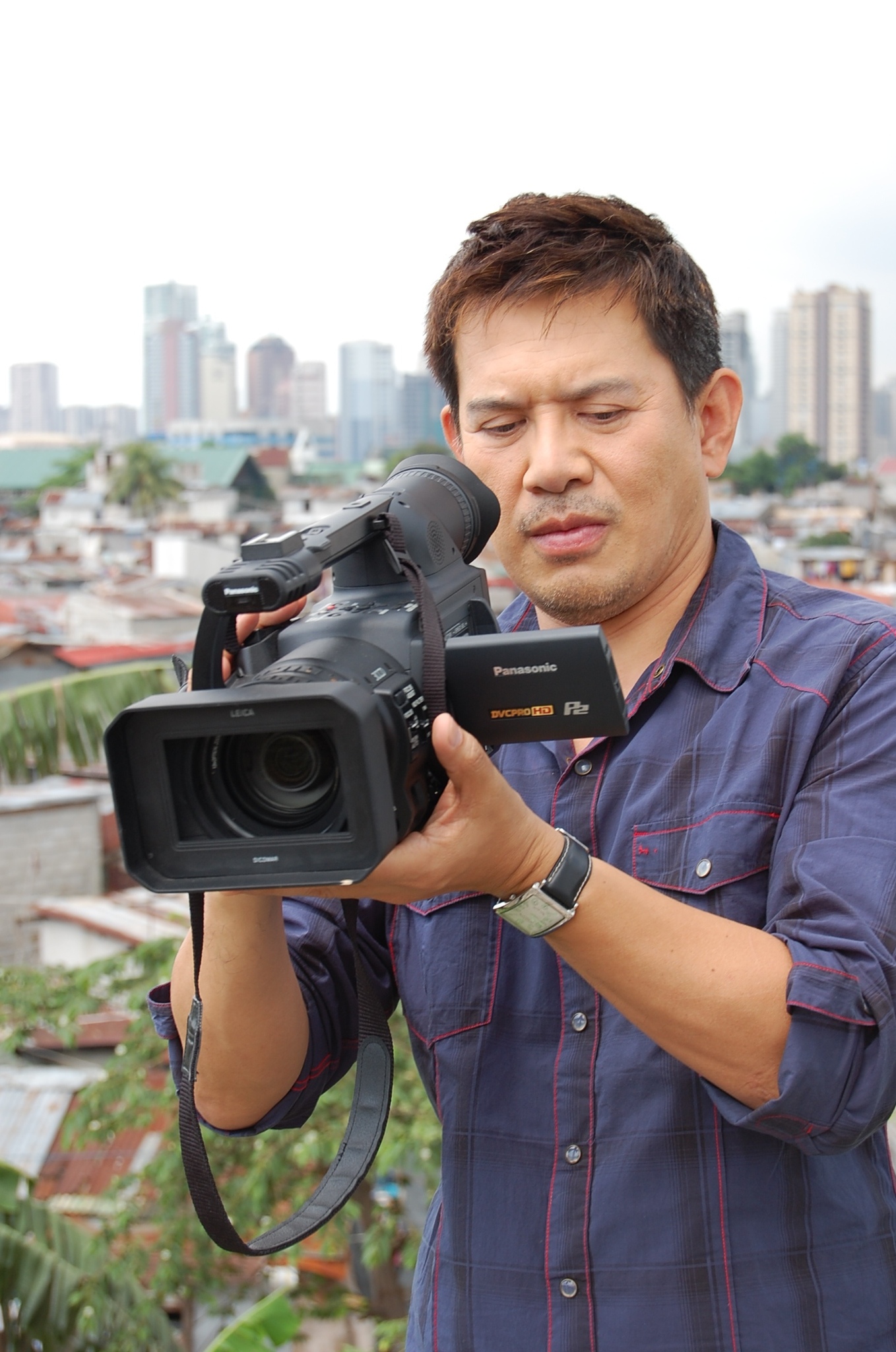 Still of Brillante Mendoza in Captive (2012)