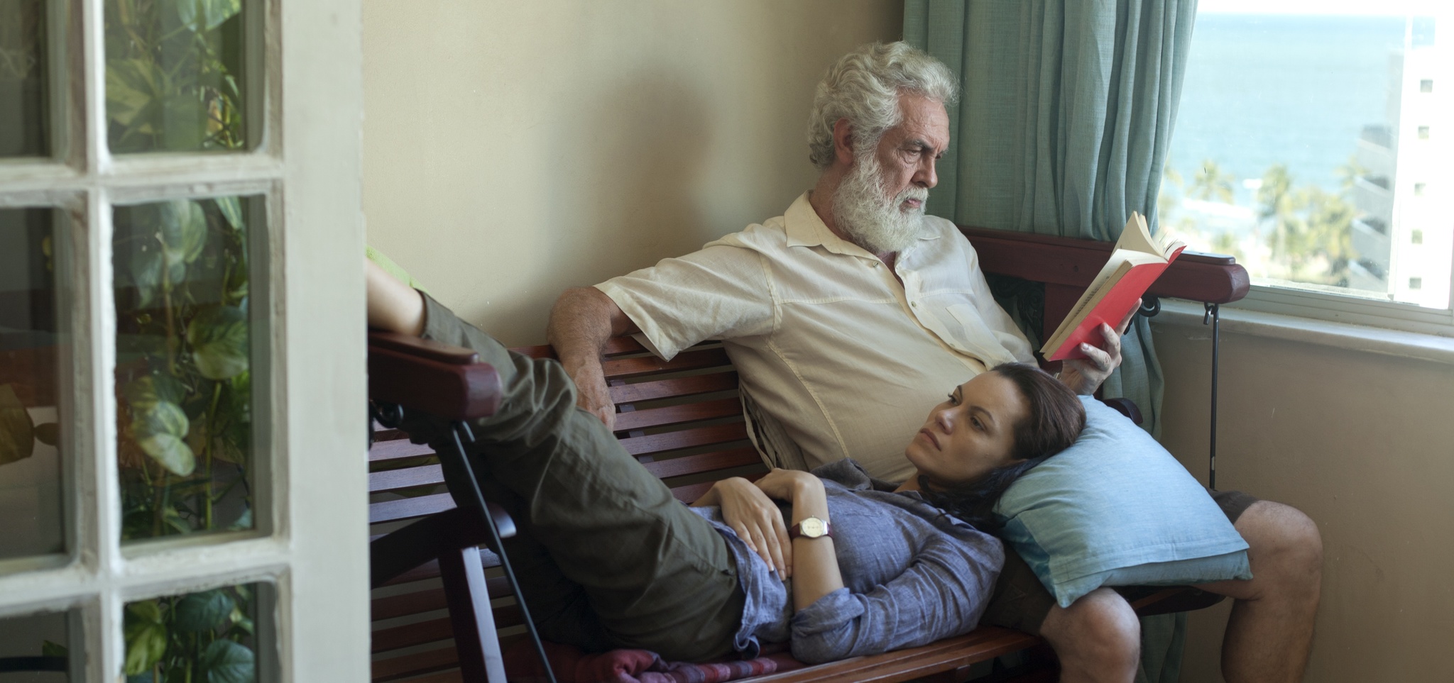 Still of W.J. Solha and Hermila Guedes in Era Uma Vez Eu, Verônica (2012)