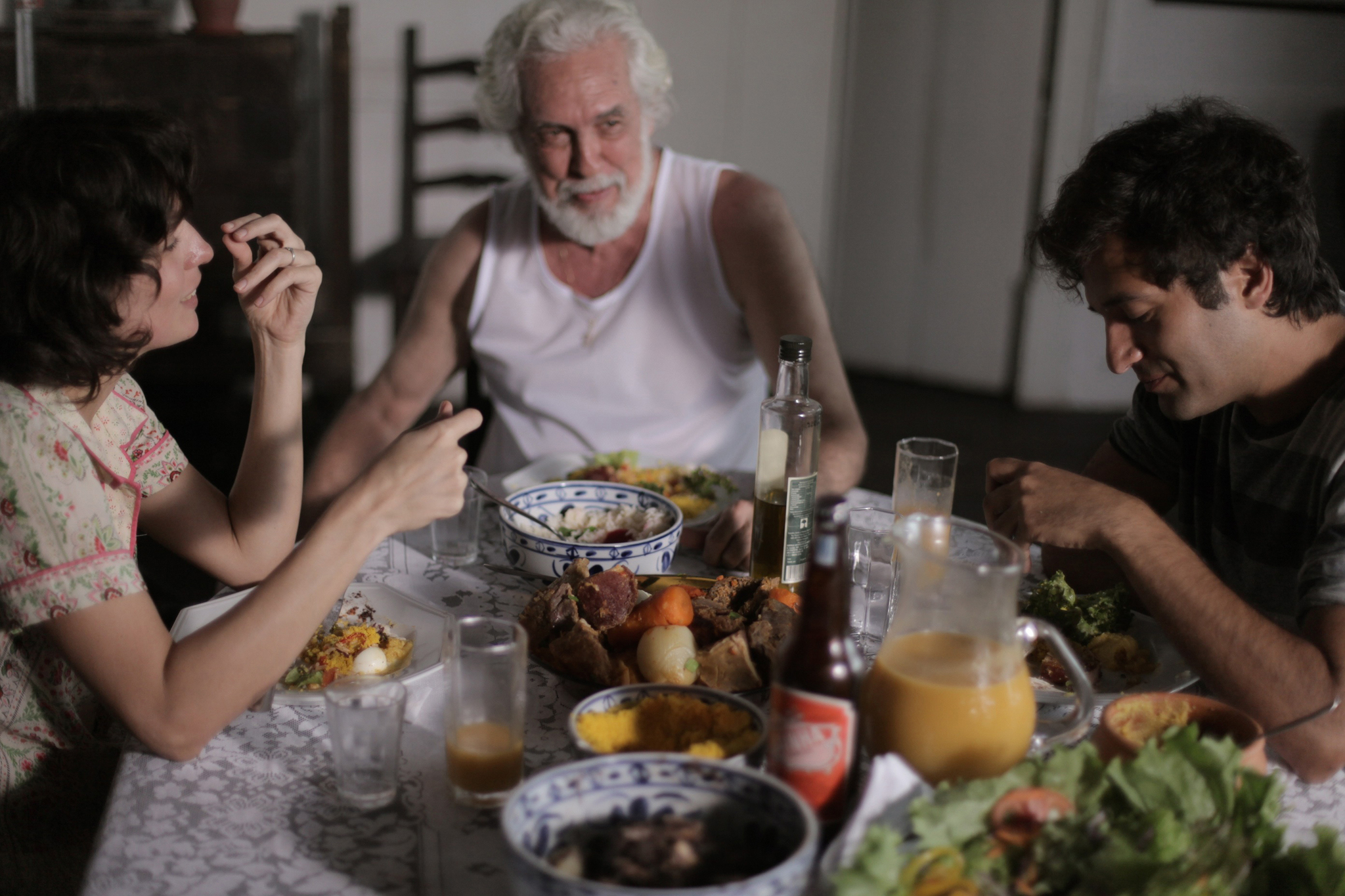 Still of W.J. Solha, Gustavo Jahn and Irma Brown in O Som ao Redor (2012)