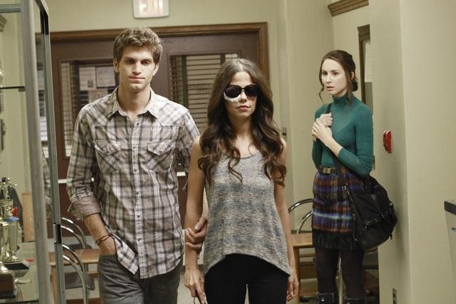 Still of Troian Bellisario, Tammin Sursok and Keegan Allen in Jaunosios melages (2010)