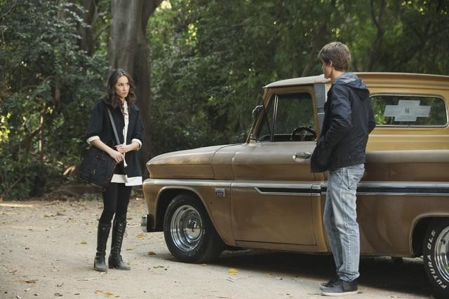 Still of Troian Bellisario and Keegan Allen in Jaunosios melages (2010)