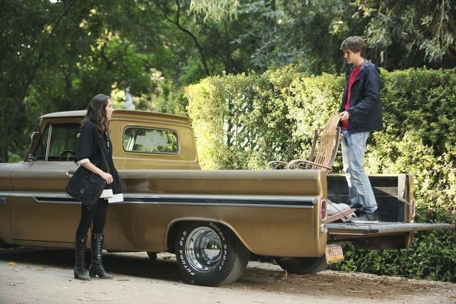 Still of Troian Bellisario and Keegan Allen in Jaunosios melages (2010)