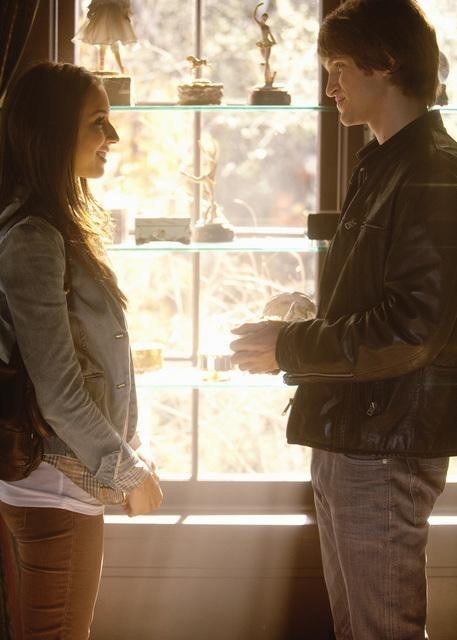 Still of Troian Bellisario and Keegan Allen in Jaunosios melages (2010)