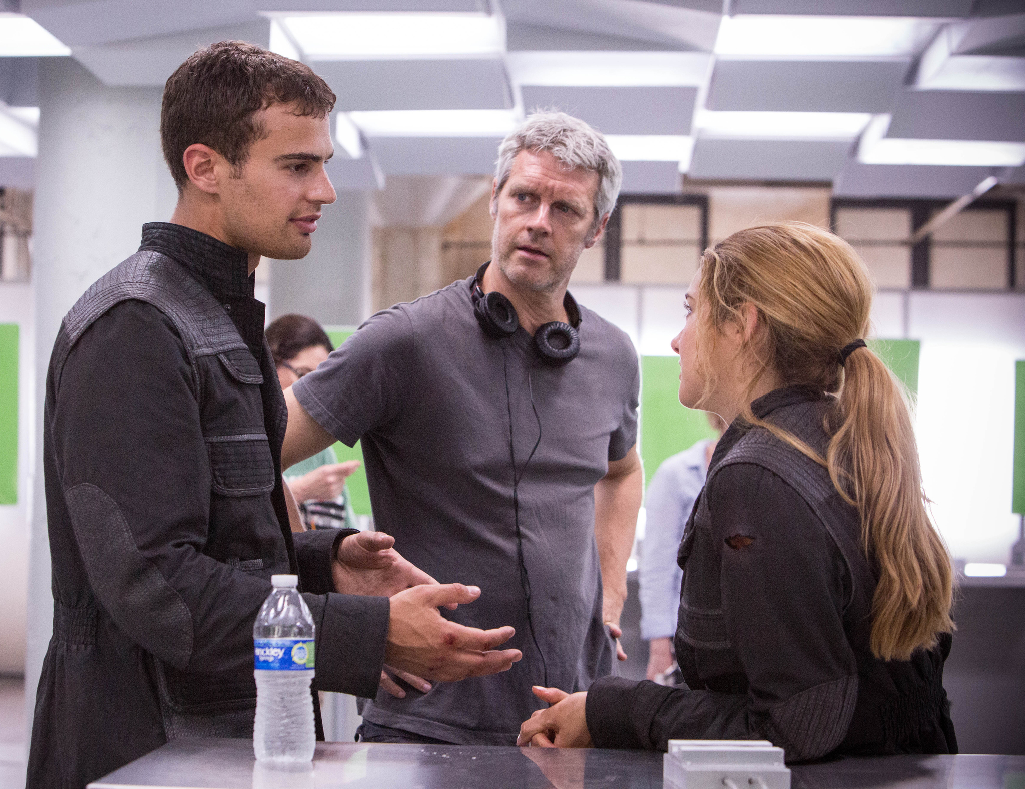 Shailene Woodley, Neil Burger and Theo James in Divergente (2014)