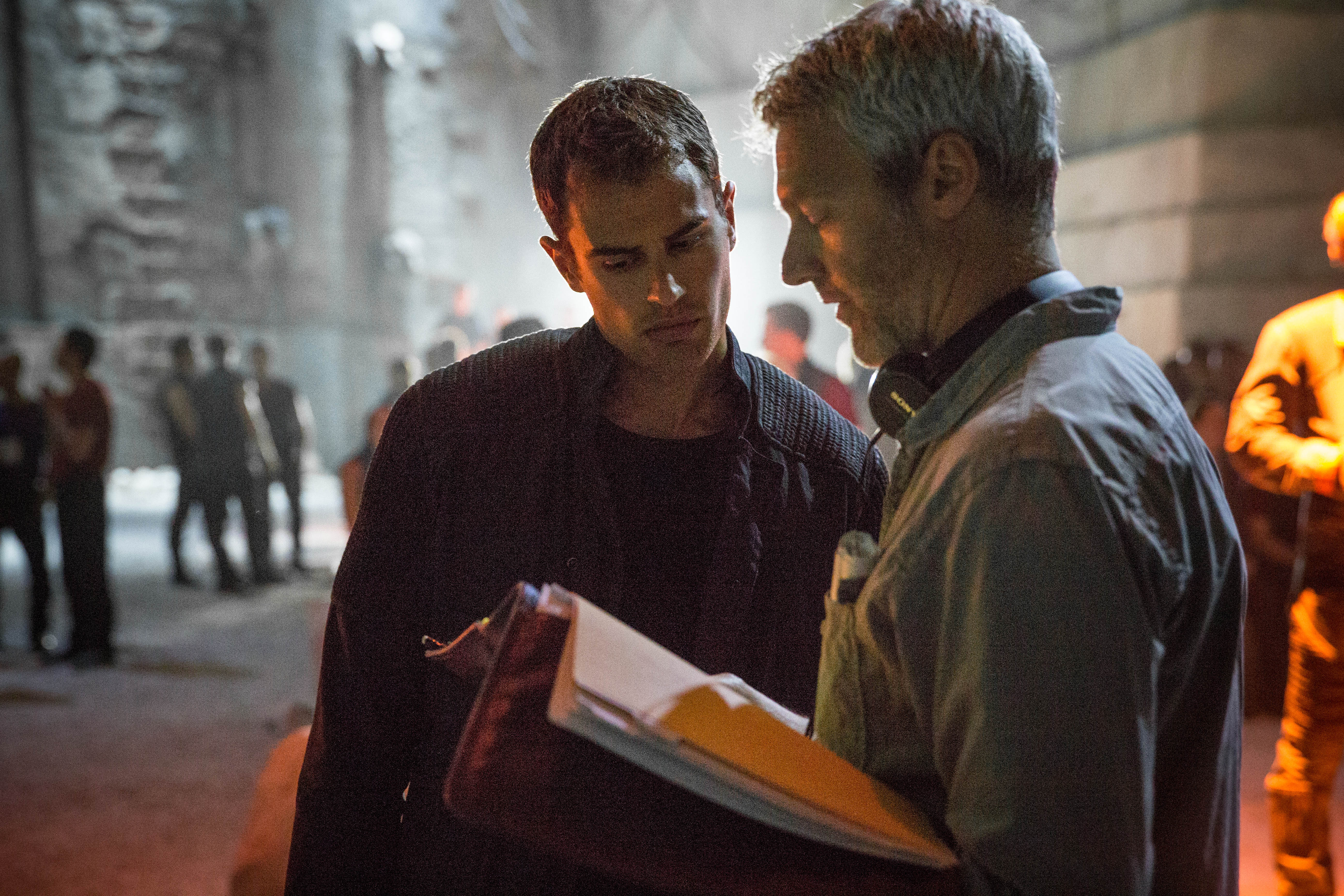 Neil Burger and Theo James in Divergente (2014)