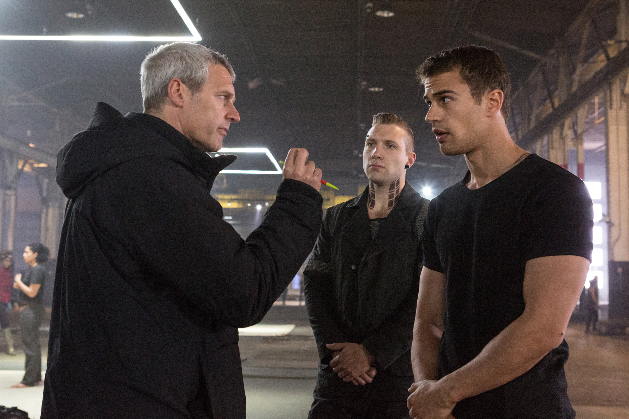 Neil Burger, Jai Courtney and Theo James in Divergente (2014)