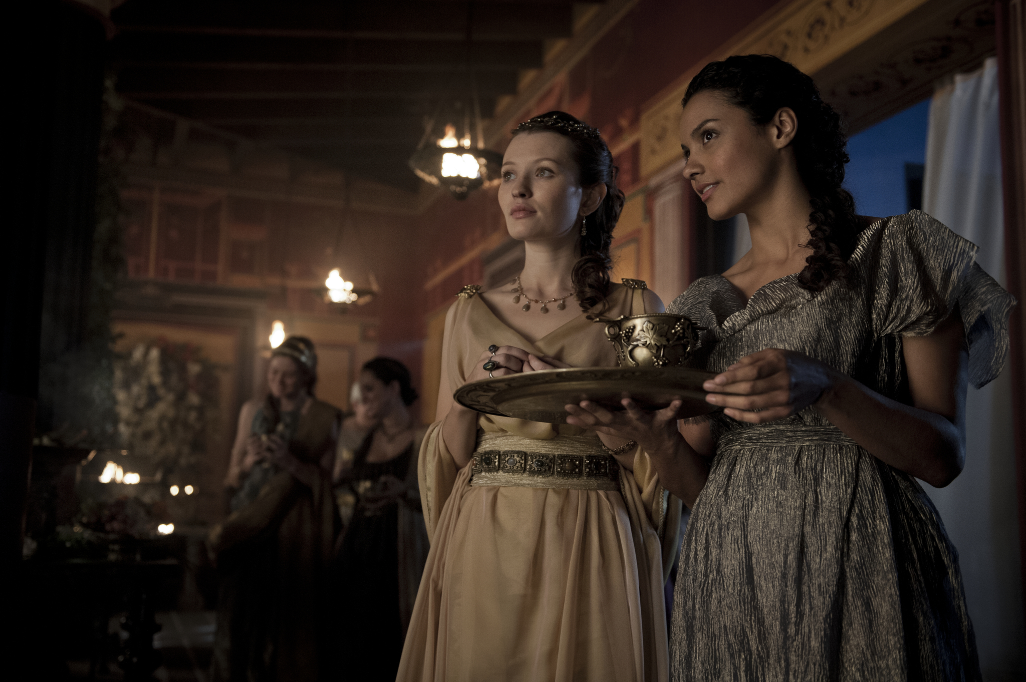 Still of Emily Browning and Jessica Lucas in Pompeja (2014)