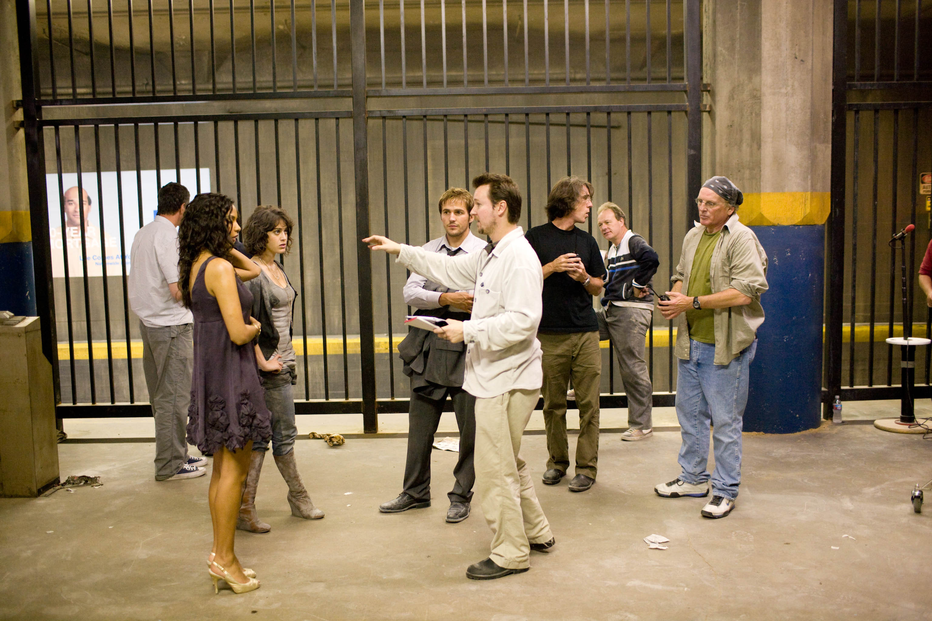 Michael Bonvillain, Lizzy Caplan, Matt Reeves and Jessica Lucas in Projektas MONSTRAS (2008)