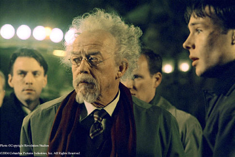 Still of John Hurt and Rupert Evans in Hellboy (2004)