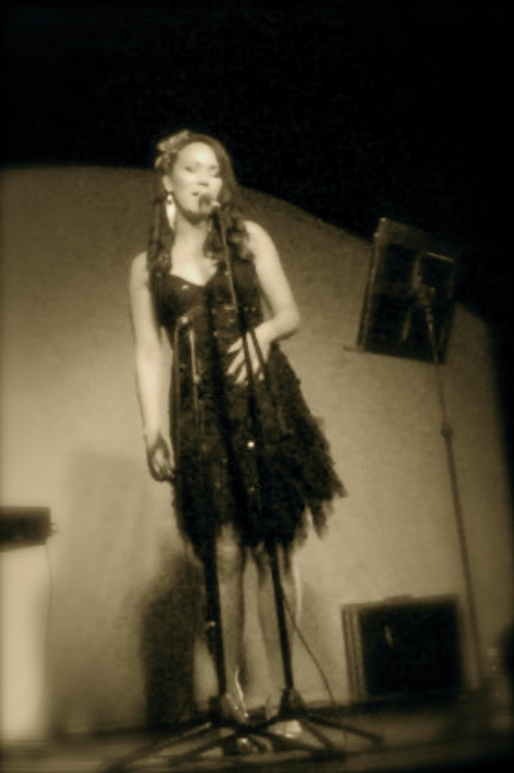 Simone Bailly sings