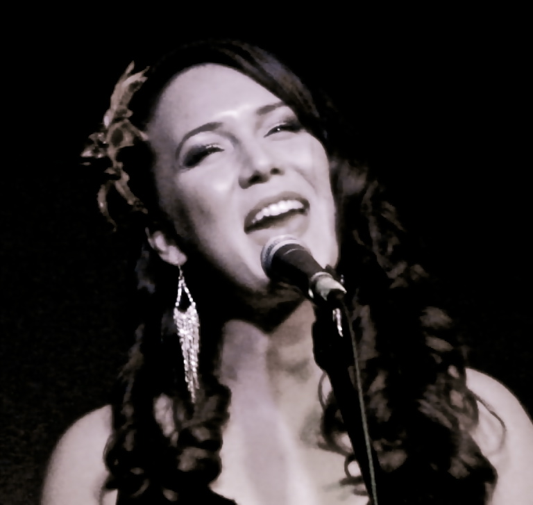 Simone Bailly sings