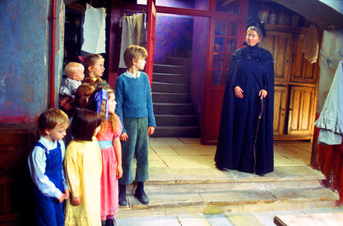 Still of Emma Thompson, Thomas Brodie-Sangster, Eliza Bennett, Samuel Honywood, Raphaël Coleman, Holly Gibbs and Jennifer Rae Daykin in Nanny McPhee (2005)