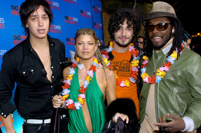 The Black Eyed Peas, Julian Casablancas, Fabrizio Moretti and Will.i.am at event of Visados kaip pirma karta (2004)