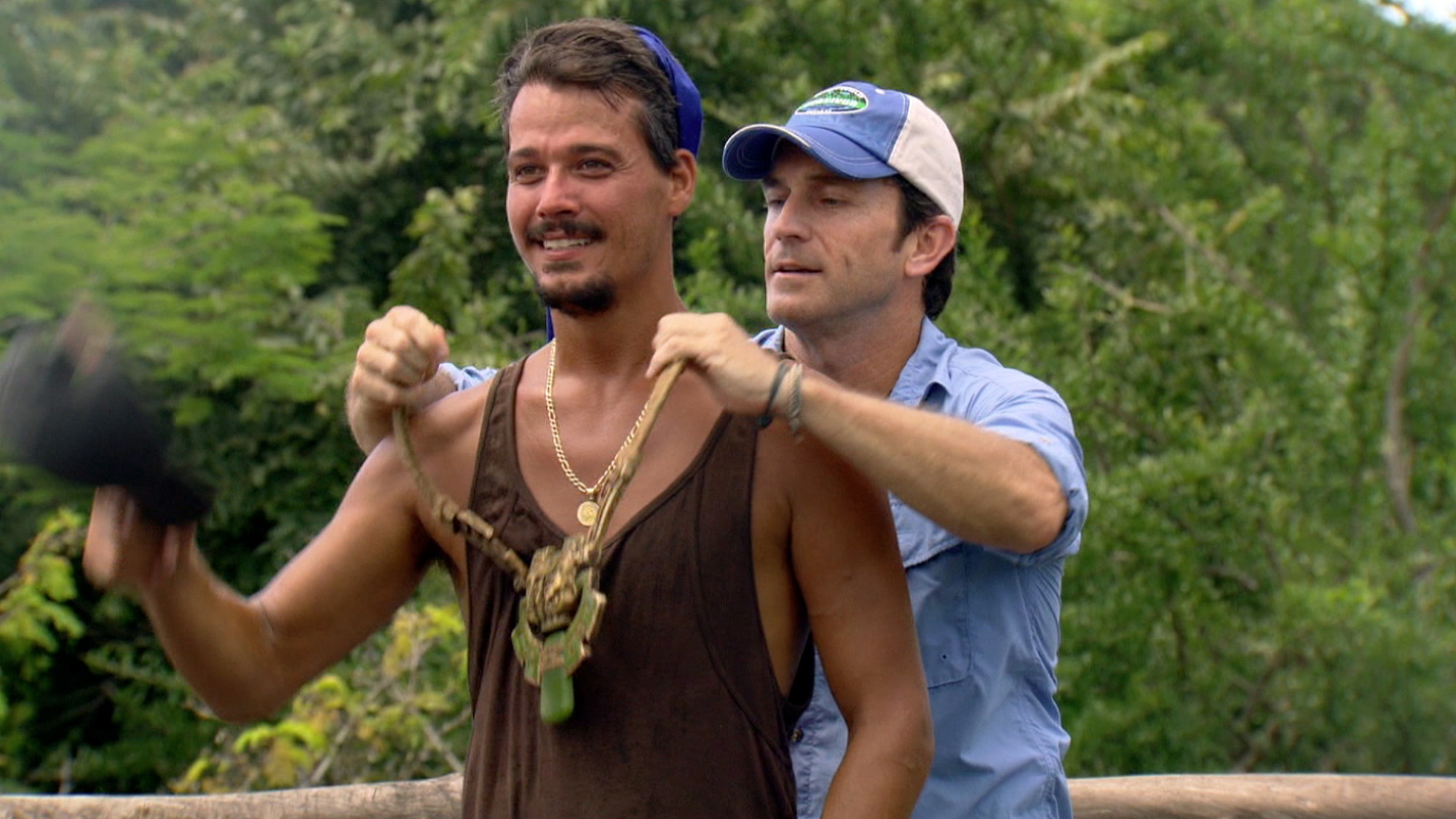 Still of Jeff Probst and Rob Mariano in Survivor (2000)