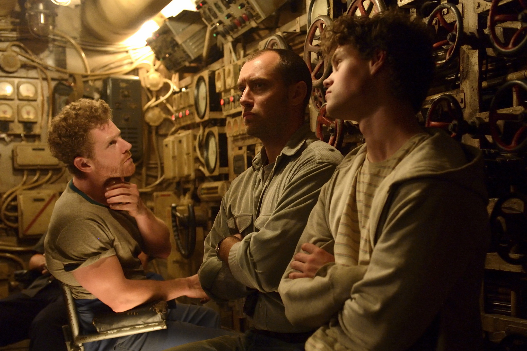 Still of Jude Law, Kevin Macdonald, Branwell Donaghey and Bobby Schofield in Black Sea (2014)