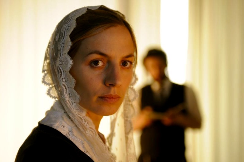 Still of Annika Blendl as Miriam Fränkel.